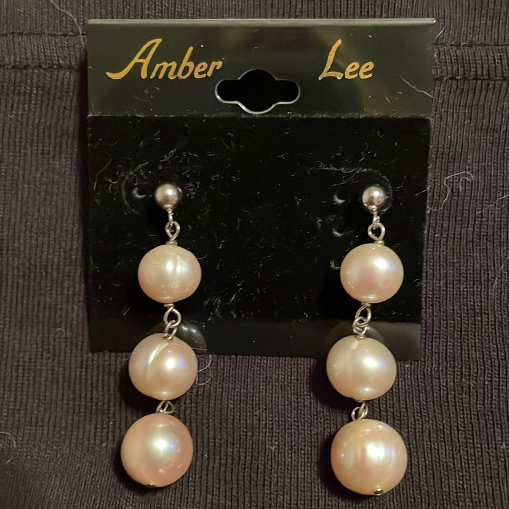 Vintage Amber Lee dangling faux pearls pierced earrings.